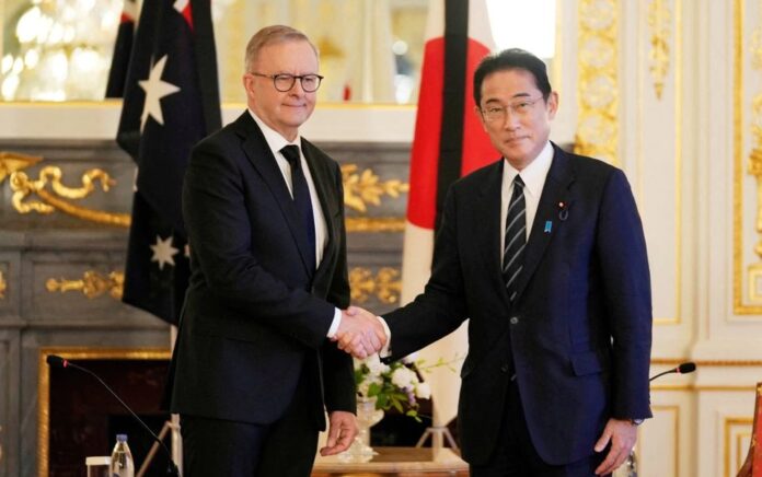 Perdana Menteri Australia Anthony Albanese, kiri, berfoto dengan Perdana Menteri Jepang Fumio Kishida sebelum pertemuan mereka di wisma negara Istana Akasaka di Tokyo, Selasa, 27 September 2022. Foto: Hiro Komae/Pool/Reuters.