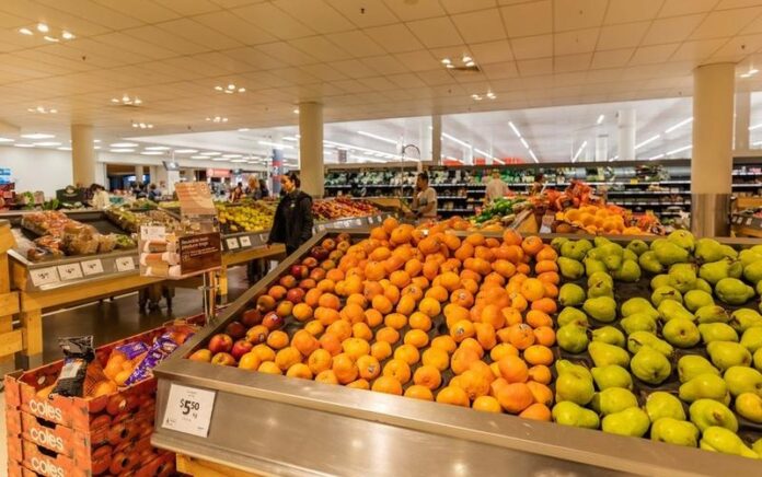 Buah-buahan dijual di sebuah pasar swalayan di Canberra, Australia, pada 26 Oktober 2022. (Xinhua/Chu Chen)