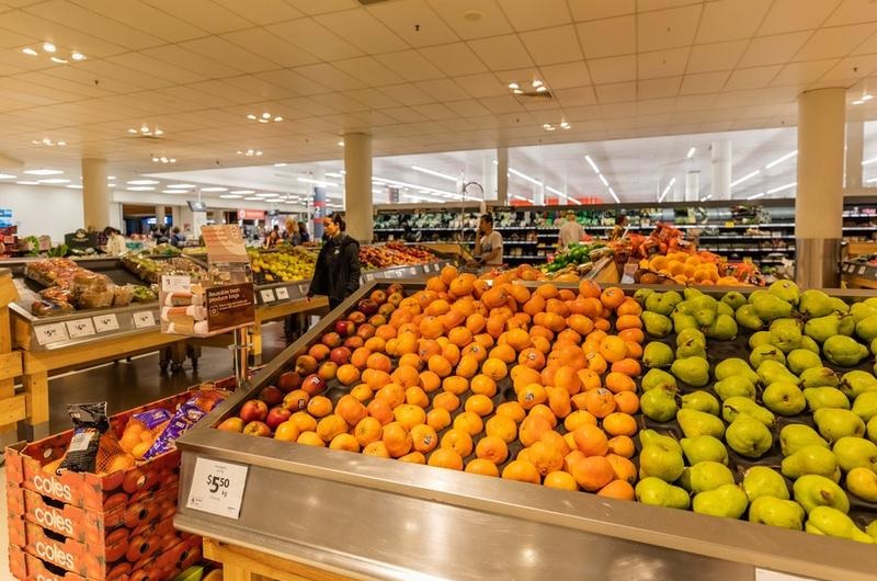 Buah-buahan dijual di sebuah pasar swalayan di Canberra, Australia, pada 26 Oktober 2022. (Xinhua/Chu Chen)