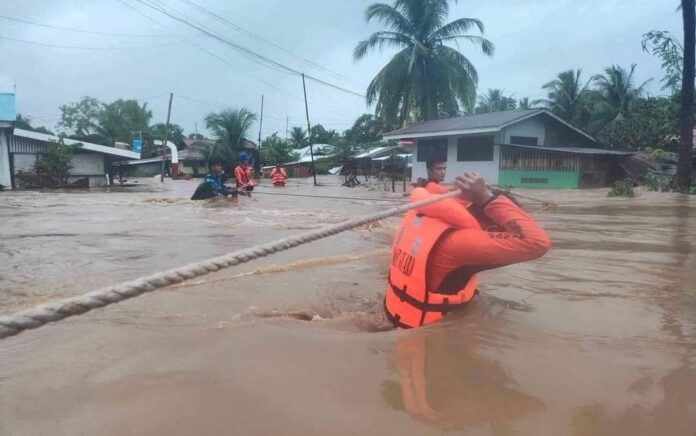 Tim penyelamat Penjaga Pantai Filipina (PCG) mengevakuasi warga dari rumah mereka yang terendam banjir akibat badai tropis, yang secara lokal bernama Paeng, di provinsi Maguindanao, Filipina, 28 Oktober 2022. Foto: PCG/Reuters.