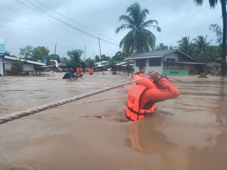 Tim penyelamat Penjaga Pantai Filipina (PCG) mengevakuasi warga dari rumah mereka yang terendam banjir akibat badai tropis, yang secara lokal bernama Paeng, di provinsi Maguindanao, Filipina, 28 Oktober 2022. Foto: PCG/Reuters.