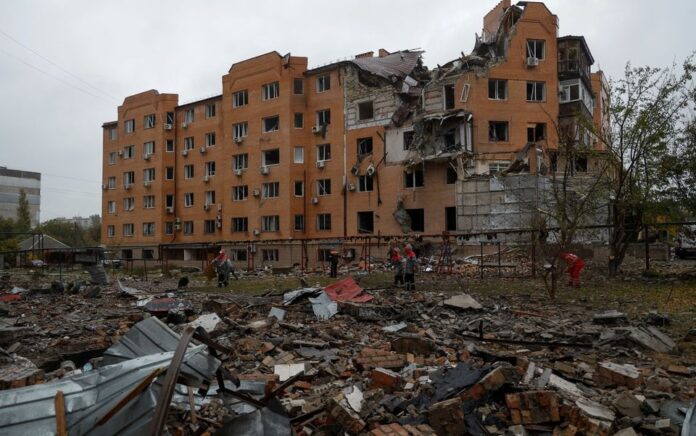 Pemandangan menunjukkan bangunan tempat tinggal yang rusak berat akibat serangan rudal Rusia di Mykolaiv, Ukraina 23 Oktober 2022. Foto: Reuters/Valentyn Ogirenko.