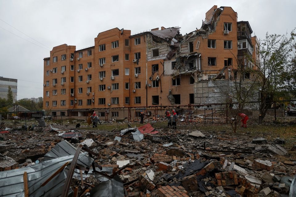 Pemandangan menunjukkan bangunan tempat tinggal yang rusak berat akibat serangan rudal Rusia di Mykolaiv, Ukraina 23 Oktober 2022. Foto: Reuters/Valentyn Ogirenko.