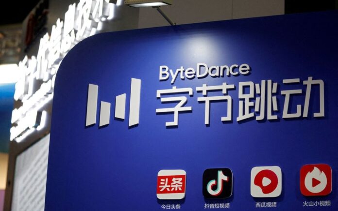 Logo perusahaan induk TikTok, ByteDance, terlihat di stannya selama tur media yang diselenggarakan ke Pusat Pameran Zona Demonstrasi Inovasi Nasional Zhongguancun di Beijing, Cina, 10 Februari 2022. Foto: Reuters/Florence Lo.