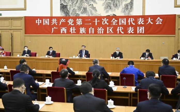 Presiden China Xi Jinping mengikuti diskusi kelompok dengan para delegasi dari Daerah Otonom Etnis Zhuang Guangxi di China selatan yang menghadiri Kongres Nasional Partai Komunis China (PKC) ke-20 di Beijing pada 17 Oktober 2022. Foto: Xinhua/Xie Huanchi.