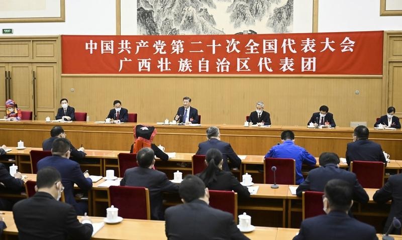 Presiden China Xi Jinping mengikuti diskusi kelompok dengan para delegasi dari Daerah Otonom Etnis Zhuang Guangxi di China selatan yang menghadiri Kongres Nasional Partai Komunis China (PKC) ke-20 di Beijing pada 17 Oktober 2022. Foto: Xinhua/Xie Huanchi.