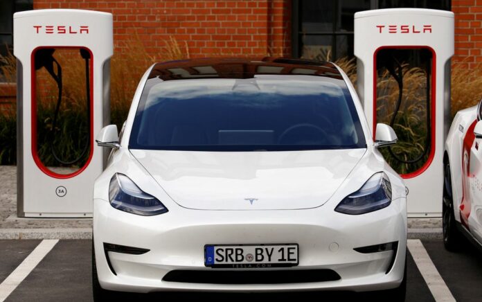 Tesla Tidak Akan Produksi Baterai Massal di Jerman Sebelum 2024