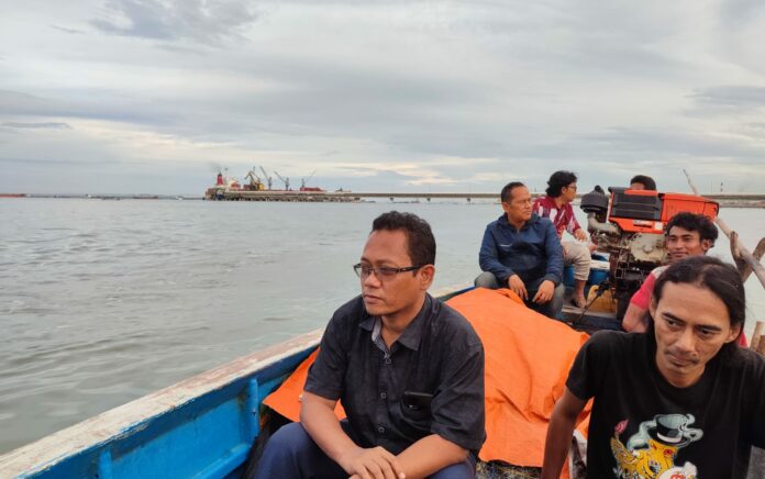Nelayan di Lumpur Gresik Keluhkan Proyek Reklamasi dan Jangkar Kapal