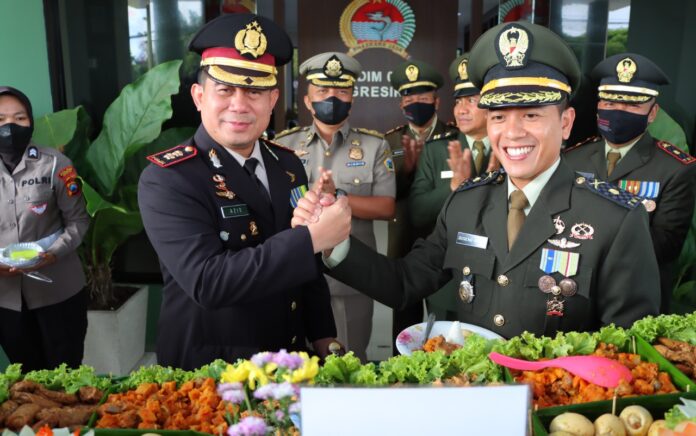 Momentum HUT TNI ke-77, Kapolres Beri Surprise Kodim Gresik