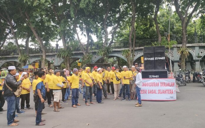 Puluhan Pedagang Demo Tolak Relokasi Imbas Pelebaran Jalan Manyar Gresik