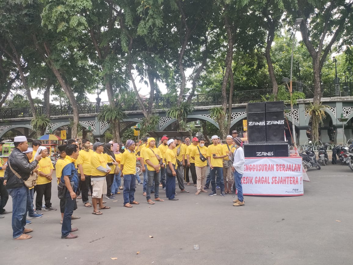 Puluhan Pedagang Demo Tolak Relokasi Imbas Pelebaran Jalan Manyar Gresik