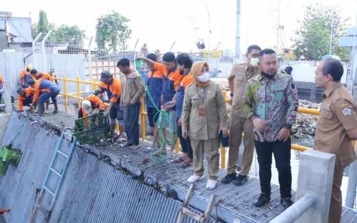 Bupati Gresik Geram Sampah Menumpuk di Rumah Pompa Air: Ini Kan Sudah Masuk Musim Hujan