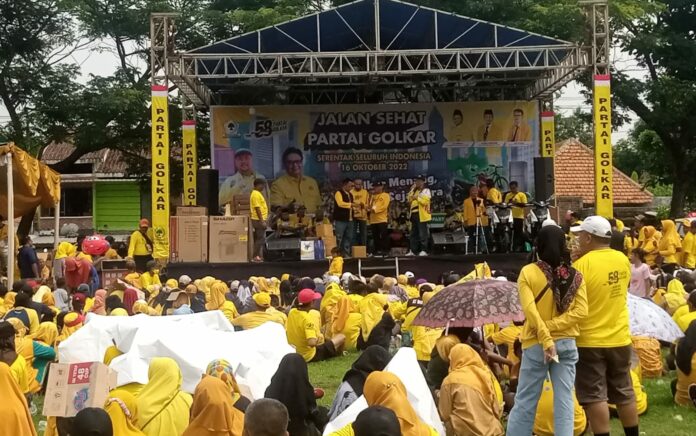 Ribuan Peserta Jalan Sehat HUT Golkar Kuningkan Gresik