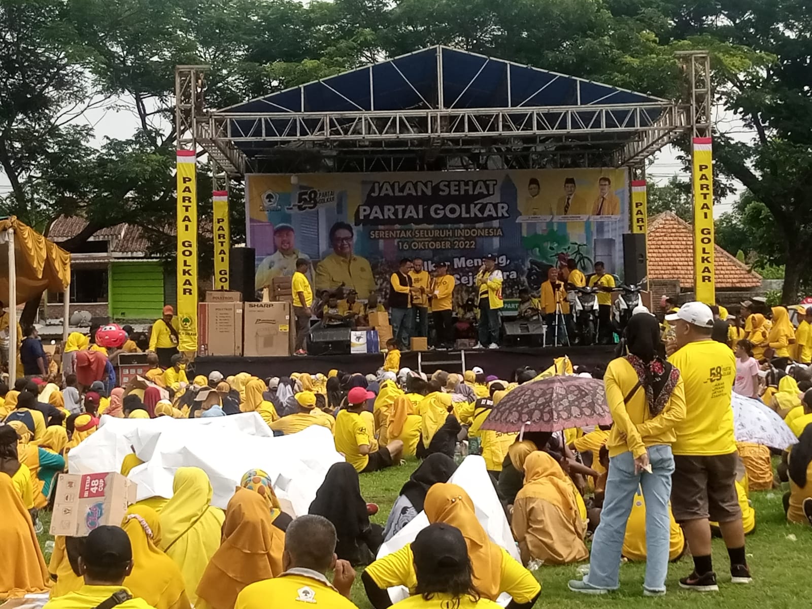 Ribuan Peserta Jalan Sehat HUT Golkar Kuningkan Gresik