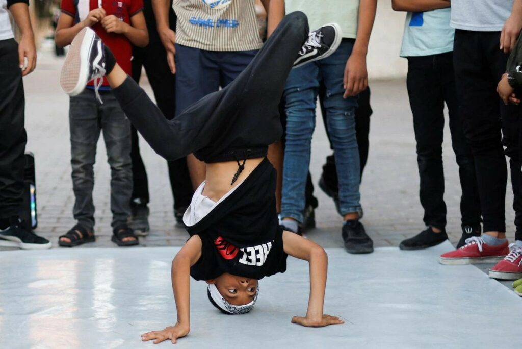 Usir Stres, Anak-anak di Jalur Gaza Lakukan Gerakan Breakdance