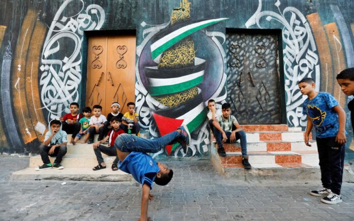 Usir Stres, Anak-anak di Jalur Gaza Lakukan Gerakan Breakdance