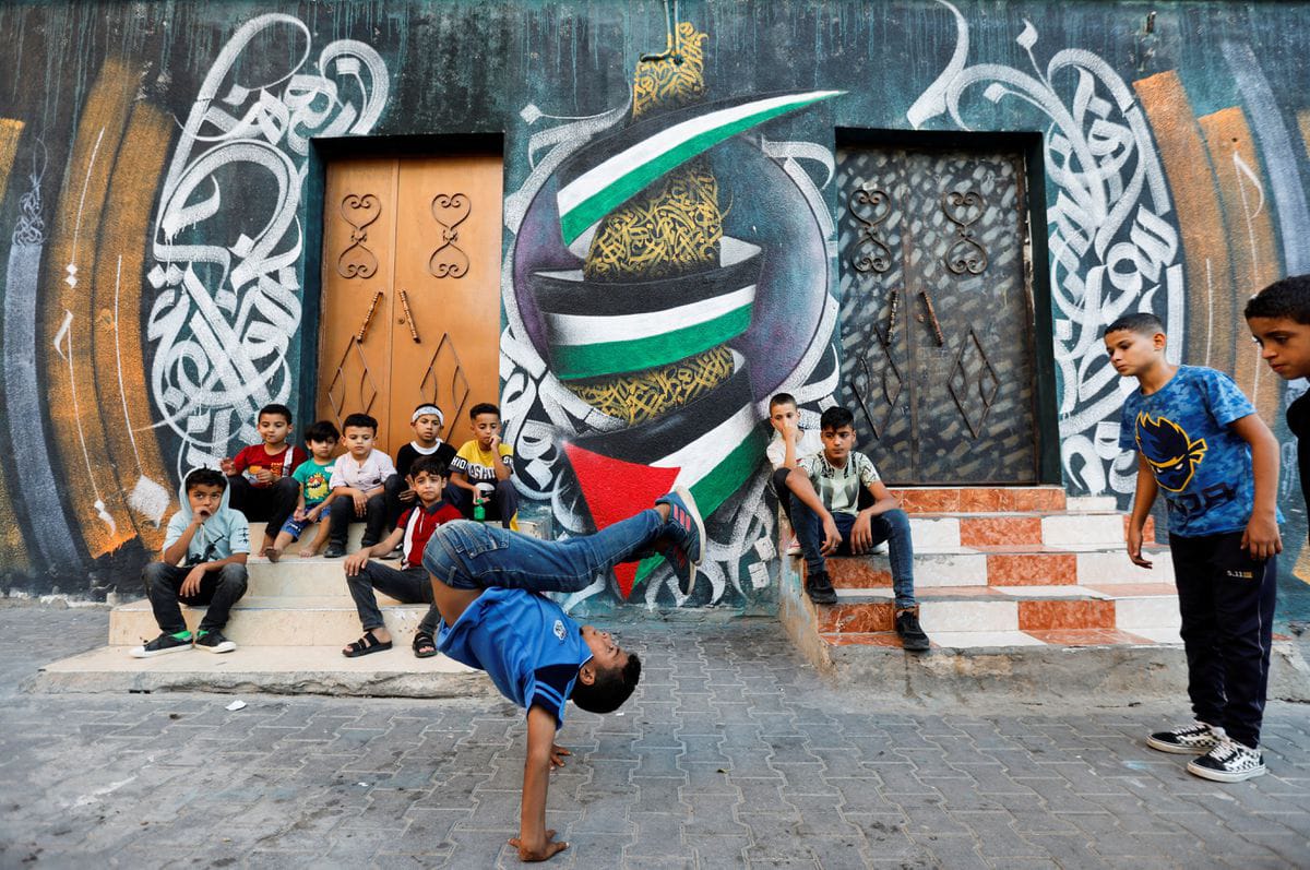 Usir Stres, Anak-anak di Jalur Gaza Lakukan Gerakan Breakdance