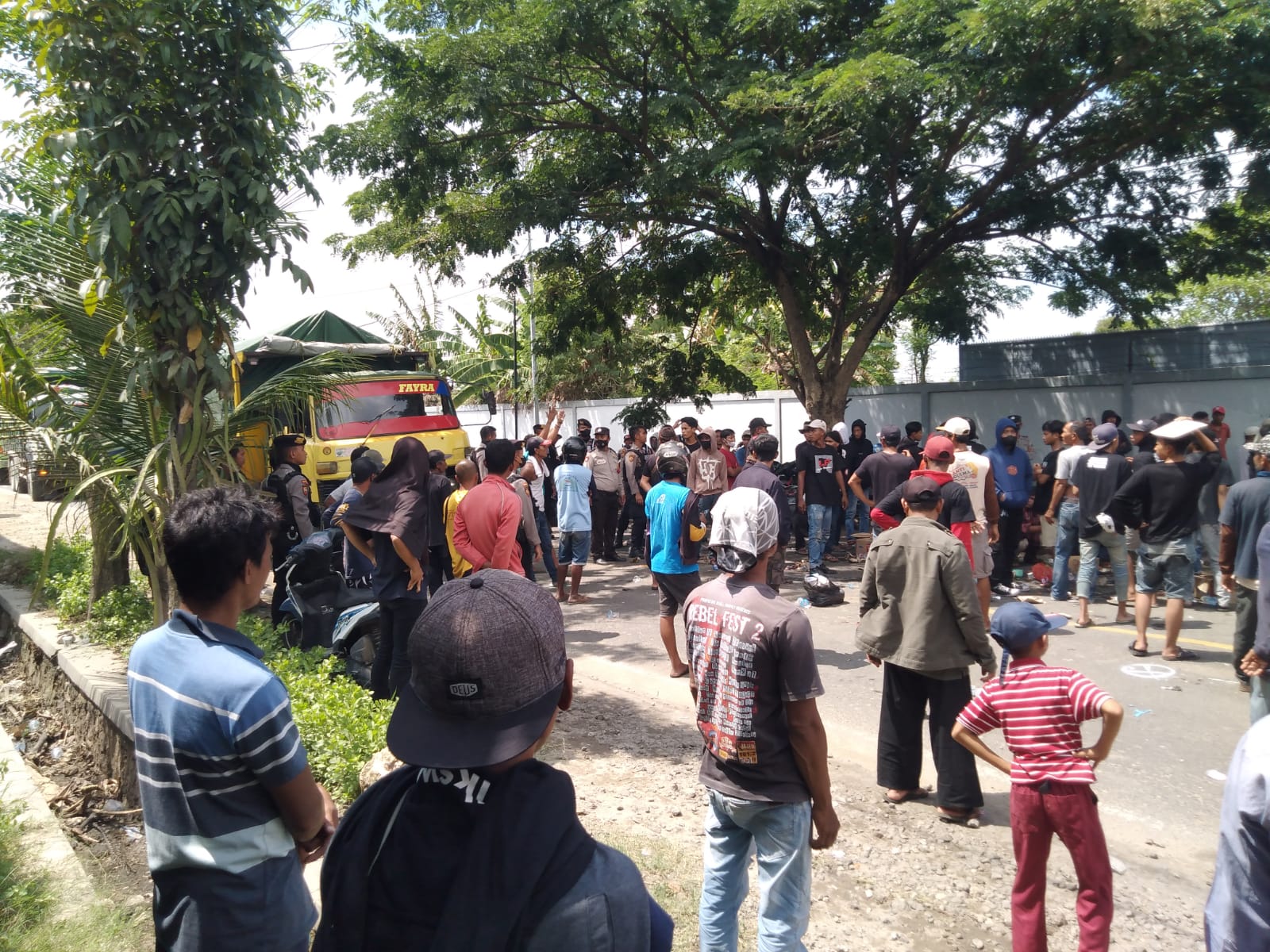 Tagih Janji Manis Perusahaan, Warga Wotan Blokir Jalur Pantura Gresik