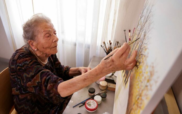 Rayakan Ulang Tahun ke-100, Wanita Bosnia Gelar Pameran Karya Seninya Sendiri