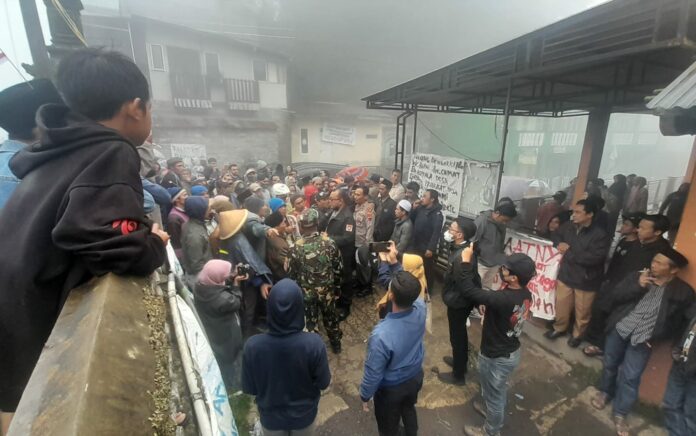 Lima Warga Penolak PLTP Dieng Jadi Korban Kekerasan Saat Audiensi