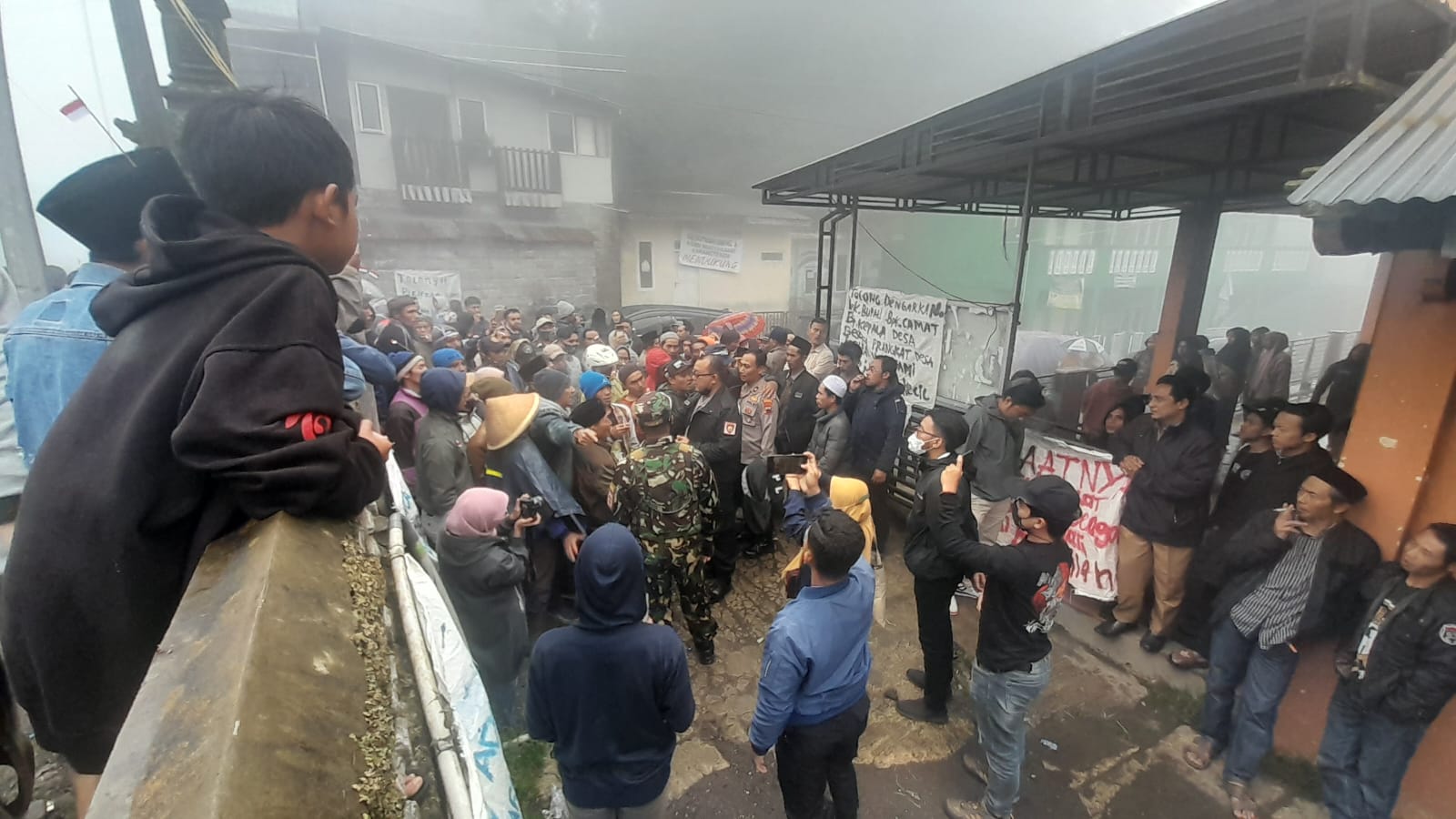 Lima Warga Penolak PLTP Dieng Jadi Korban Kekerasan Saat Audiensi