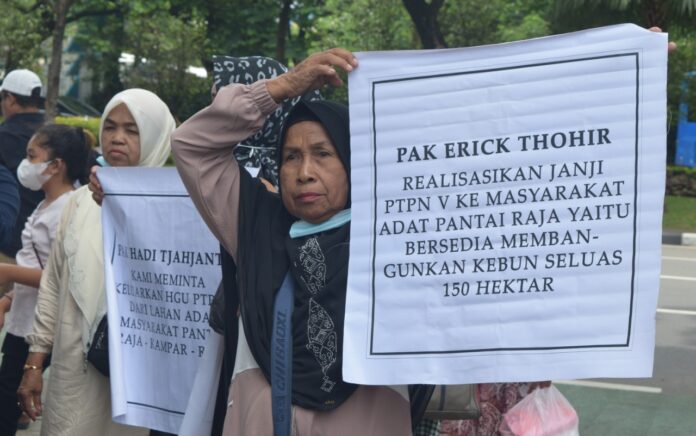 Masyarakat Adat Pantai Raja Gelar Aksi di Kementerian BUMN, Tuntut Pengembalian Lahan yang Diambil PTPN V