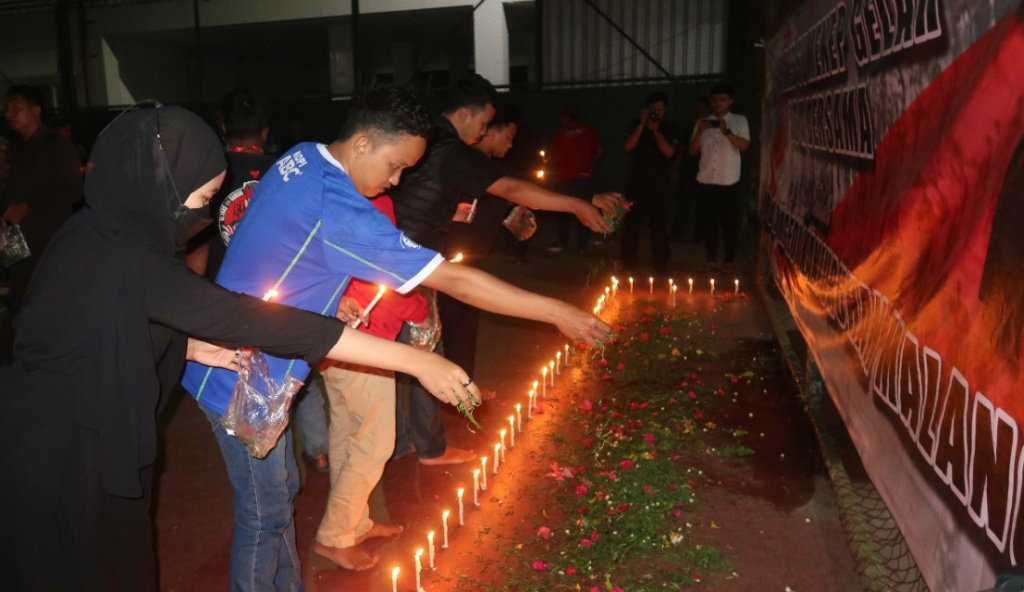 Bersama Suporter Bola, Polres Sumenep Gelar Doa Bersama dan Tabur Bunga untuk Korban Tragedi Kanjuruhan