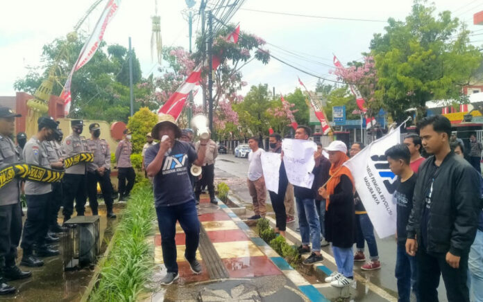 Bupati Sumenep, Achmad Fauzi Digeruduk Pejuang Lingkungan Hidup