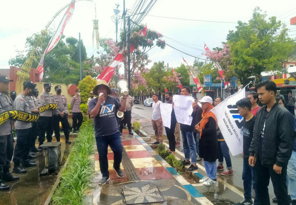 Bupati Sumenep, Achmad Fauzi Digeruduk Pejuang Lingkungan Hidup