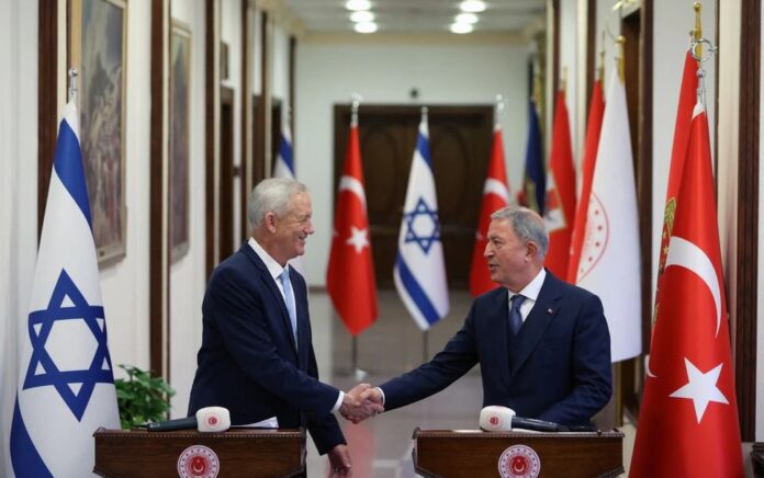 Menteri Pertahanan Israel Benny Gantz bertemu dengan Menteri Pertahanan Turki Hulusi Akar di Ankara, Turki, 27 Oktober 2022. Foto: Kementerian Pertahanan/Reuters.