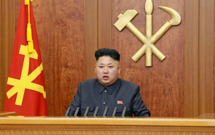 Pemimpin Korea Utara Kim Jong-Un menyampaikan pidato Tahun Baru di negara itu, 1 Januari 2014. Foto: Kyodo/AP Images.