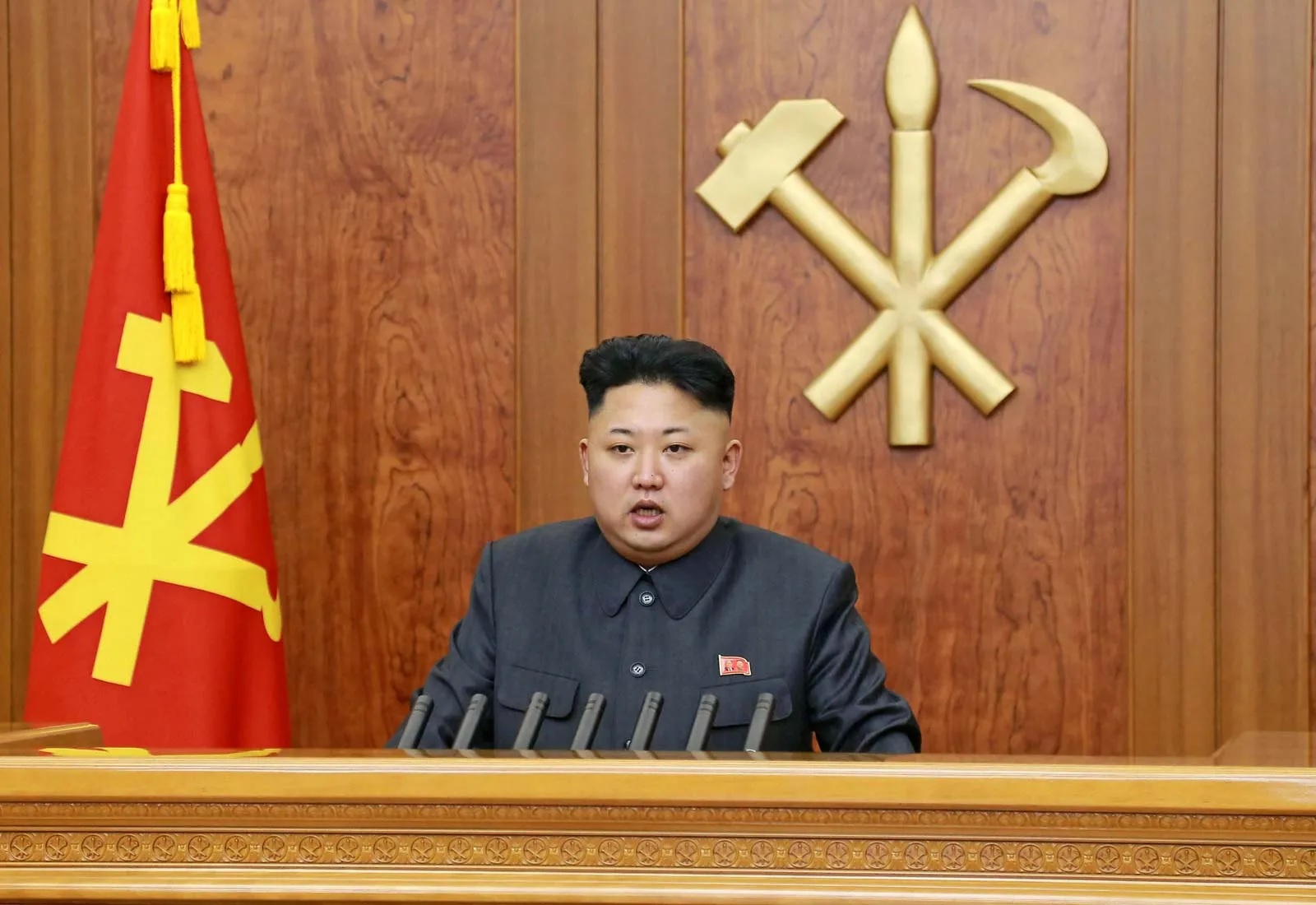 Pemimpin Korea Utara Kim Jong-Un menyampaikan pidato Tahun Baru di negara itu, 1 Januari 2014. Foto: Kyodo/AP Images.