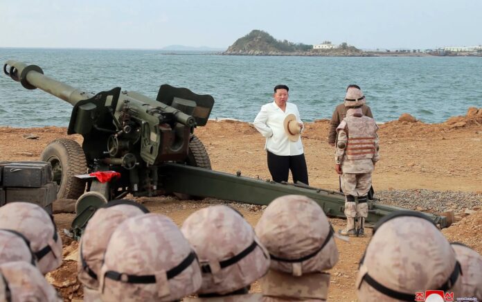 Pemimpin Korea Utara Kim Jong Un mengawasi latihan militer di sebuah lokasi yang dirahasiakan di Korea Utara, dalam foto tak bertanggal yang dirilis pada 10 Oktober oleh Kantor Berita Pusat Korea Utara.