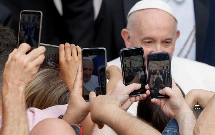 Paus Francis Bertemu dengan Eksekutif Apple Tim Cook