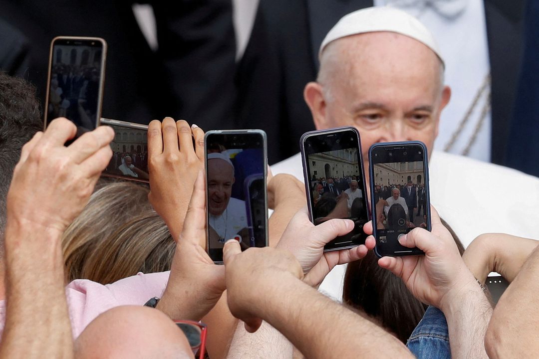 Paus Francis Bertemu dengan Eksekutif Apple Tim Cook