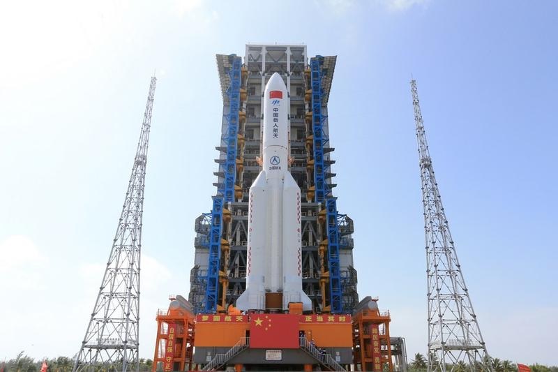 Kombinasi modul laboratorium stasiun luar angkasa China Mengtian dan roket pengangkut Long March-5B Y4 diangkut ke area peluncuran di Situs Peluncuran Pesawat Luar Angkasa Wenchang di Provinsi Hainan, China selatan, pada 25 Oktober 2022. Foto: Xinhua/Tu Haichao.