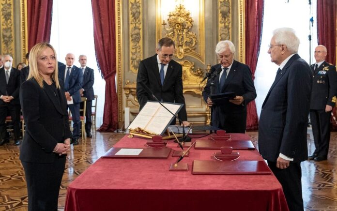 Perdana Menteri baru Italia Giorgia Meloni dan Presiden Italia Sergio Mattarella menghadiri upacara pelantikan di Istana Kepresidenan Quirinale, di Roma, Italia 22 Oktober 2022. Foto: Francesco Ammendola/Kepresidenan Italia.