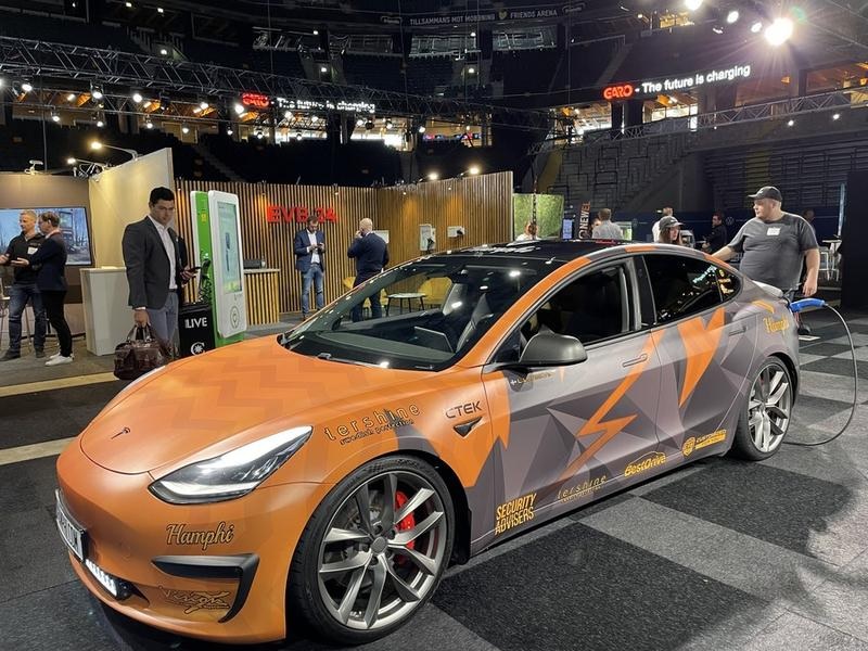 Orang-orang mengamati kendaraan listrik Tesla dalam acara eCarExpo 2022 Swedia di Stockholm, Swedia, pada 29 April 2022. Foto: Xinhua/Fu Yiming.