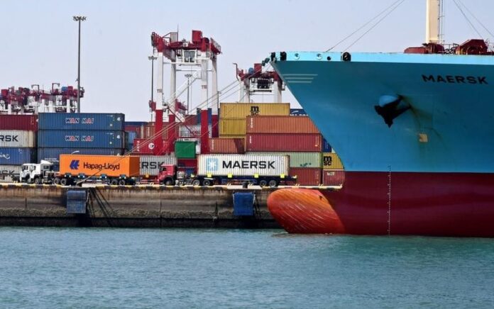 Foto yang diabadikan pada 1 Mei 2022 ini menunjukkan sebuah kapal peti kemas sedang berlabuh di Terminal Peti Kemas Qianwan di Qingdao, Provinsi Shandong, China timur. Foto: Xinhua/Li Ziheng.