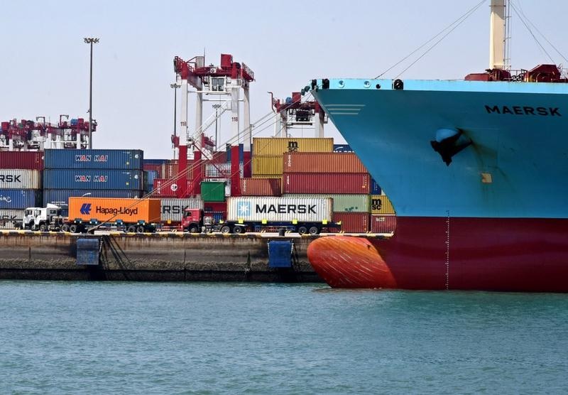 Foto yang diabadikan pada 1 Mei 2022 ini menunjukkan sebuah kapal peti kemas sedang berlabuh di Terminal Peti Kemas Qianwan di Qingdao, Provinsi Shandong, China timur. Foto: Xinhua/Li Ziheng.