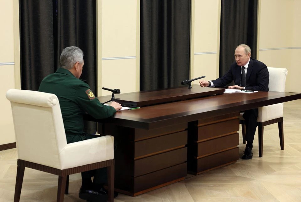 Presiden Rusia Vladimir Putin menghadiri pertemuan dengan Menteri Pertahanan Sergei Shoigu di kediaman negara Novo-Ogaryovo, di luar Moskow, Rusia, 28 Oktober 2022. Foto: Sputnik.