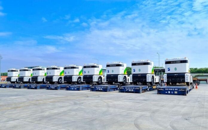 Foto yang diabadikan pada 19 Oktober 2022 ini menunjukkan deretan Q-Truck otonomos di Pelabuhan Laem Chabang di Provinsi Chonburi, Thailand. Foto: Xinhua.