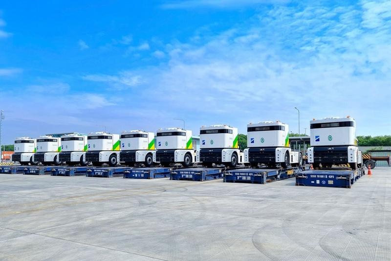 Foto yang diabadikan pada 19 Oktober 2022 ini menunjukkan deretan Q-Truck otonomos di Pelabuhan Laem Chabang di Provinsi Chonburi, Thailand. Foto: Xinhua.