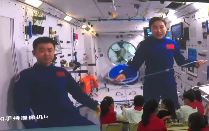 Astronaut Shenzhou-14 China, Chen Dong, Liu Yang, dan Cai Xuzhe melakukan eksperimen menyedot minuman jus dengan menggunakan pipa sedotan sepanjang dua meter.