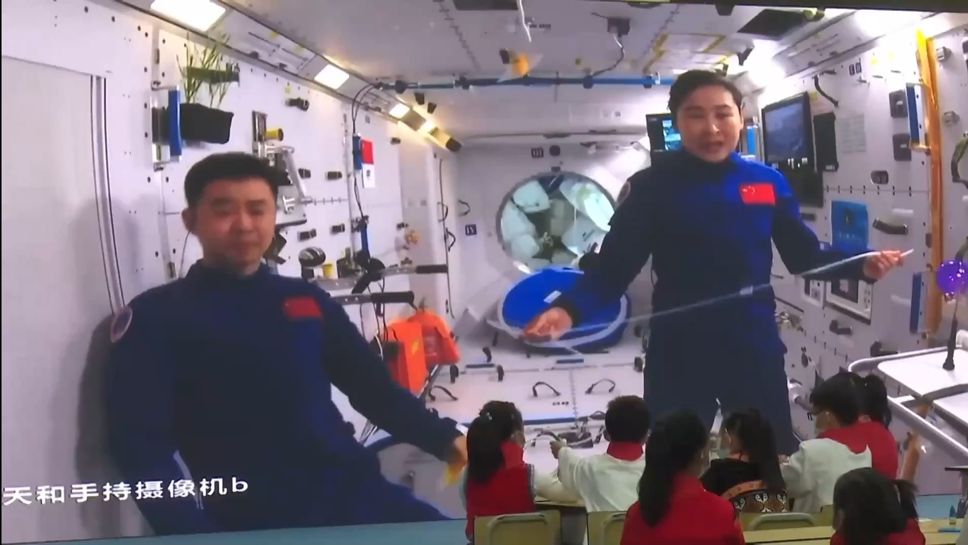 Astronaut Shenzhou-14 China, Chen Dong, Liu Yang, dan Cai Xuzhe melakukan eksperimen menyedot minuman jus dengan menggunakan pipa sedotan sepanjang dua meter.