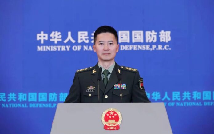 Juru Bicara Kementerian Pertahanan China, Kolonel Senior Tan Kefei menjawab pertanyaan wartawan pada konferensi pers reguler pada 24 Februari 2022. Foto:mod.gov.cn.