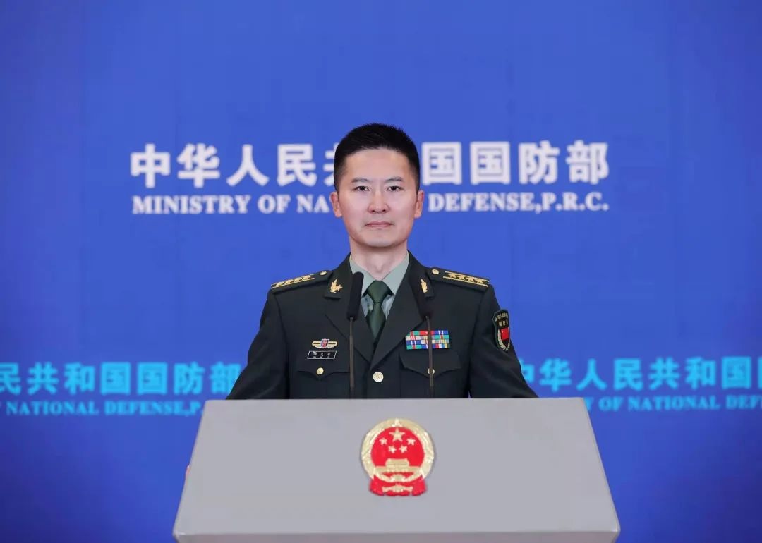 Juru Bicara Kementerian Pertahanan China, Kolonel Senior Tan Kefei menjawab pertanyaan wartawan pada konferensi pers reguler pada 24 Februari 2022. Foto:mod.gov.cn.