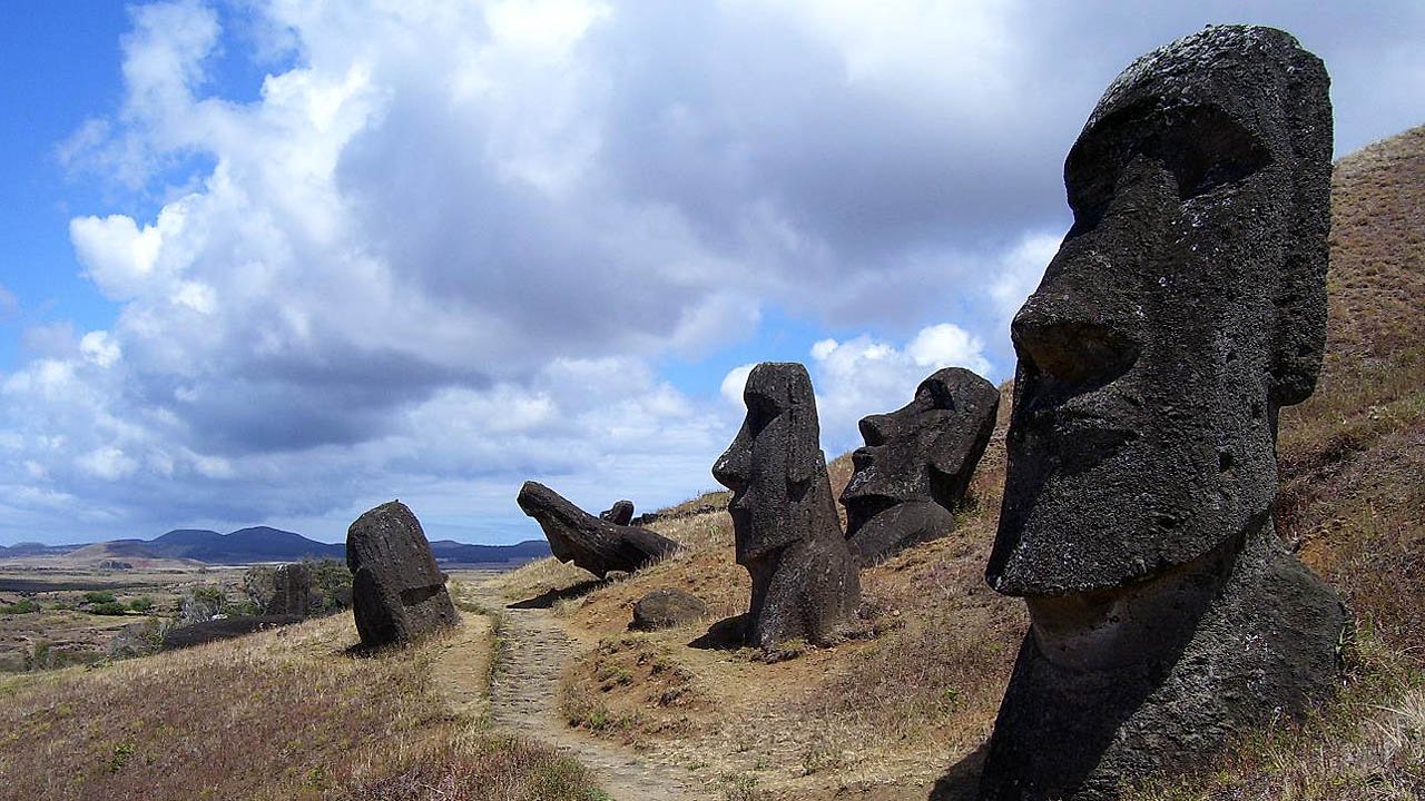 Patung-patung Kuno Pulau Paskah di Chili Rusak akibat Kebakaran Hutan