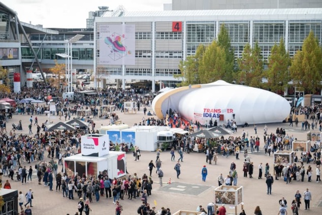 Pengunjung berjalan melalui alun-alun pusat di tempat pameran di Pameran Buku Frankfurt. Foto: Sebastian Gollnow/dpa.