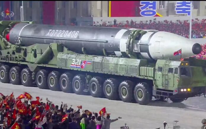 Tangkapan layar televisi Korea Utara yang menayangkan ICBM besar-besaran yang belum pernah dilihat sebelumnya di Pyongyang pada perayaan peringatan 75 tahun berdirinya Republik Rakyat Demokratik Korea, Sabtu, 10 Oktober 2020. Foto: KCNA.